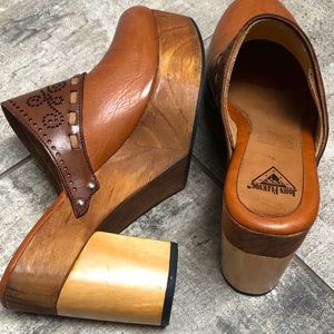 NWB JOHN FLUEVOG CLOGS/MULES 9US/TAN-BROWN